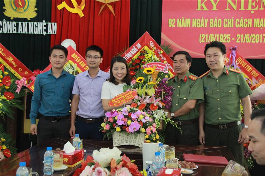 Tỉnh đoàn tặng hoa chúc mừng