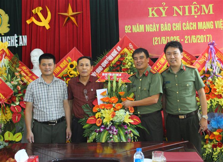 Chi cụ Kiểm lâm tặng hoa chúc mừng