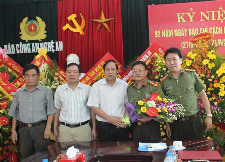 Công ty In báo Nghệ An tặng hoa chúc mừng