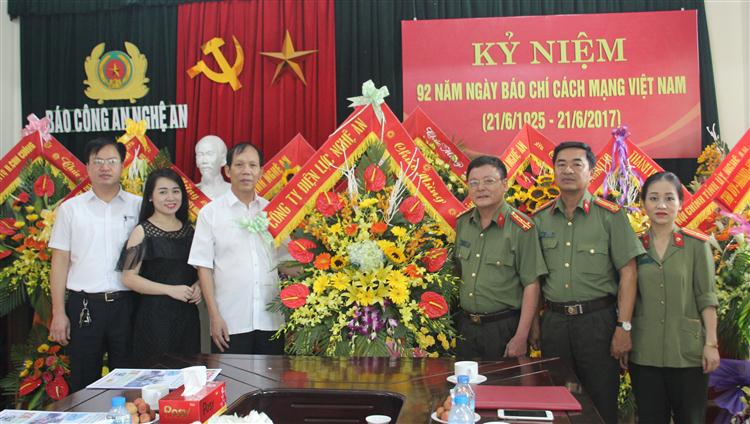 Điện lực Nghệ An tặng hoa chúc mừng
