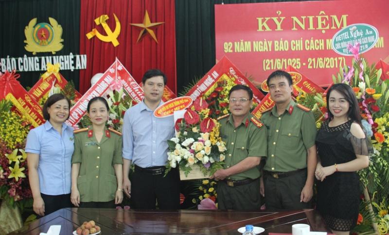 Bệnh viện Đa khoa TP Vinh tặng hoa chúc mừng
