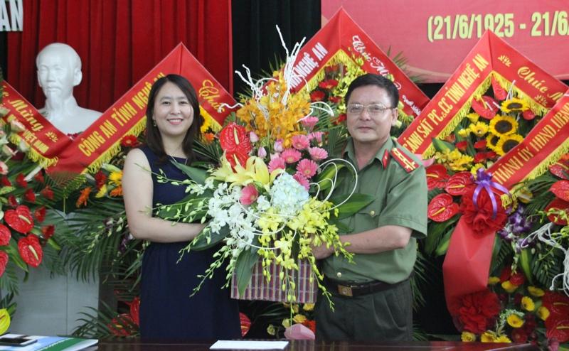 Bệnh viện Quốc tế tặng hoa chúc mừng