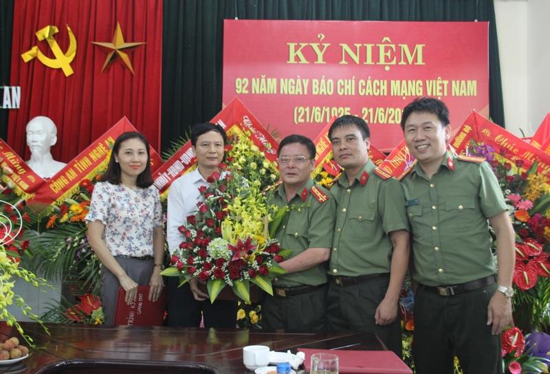 Cục thuế Nghệ An tặng hoa chúc mừng