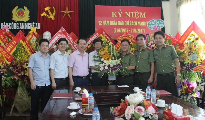 Lãnh đạo Huyện Thanh Chương tặng hoa chúc mừng