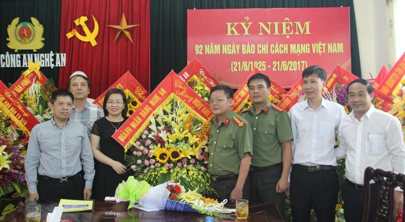 Ngành Ngân hàng Nghệ An tặng hoa chúc mừng
