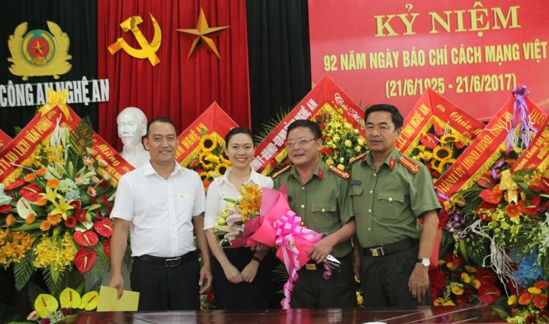 Công ty Tecco miền Trung tặng hoa chúc mừng 