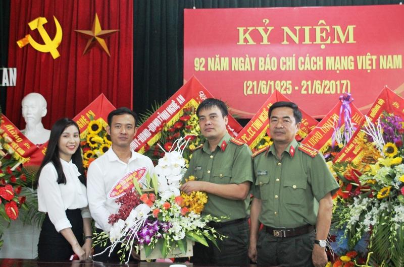 Công ty CP Golden City tặng hoa chúc mừng