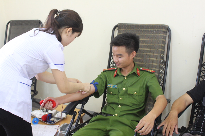Những CBCS đều vui vẻ vì những việc làm nhỏ đã giúp ích được nhiều người