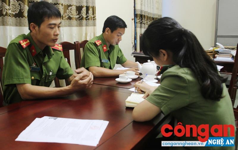 Phóng viên Báo Công an Nghệ An trong một lần tác nghiệp