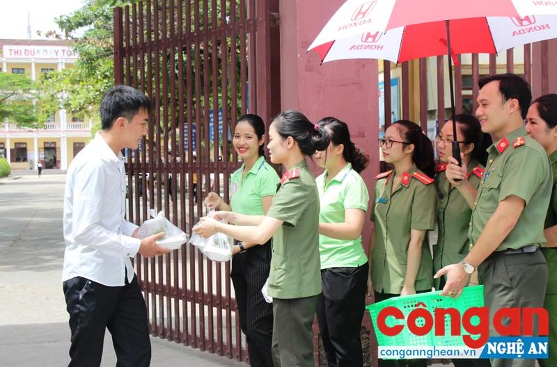 Lực lượng Công an Nghệ An tiếp sức mùa thi