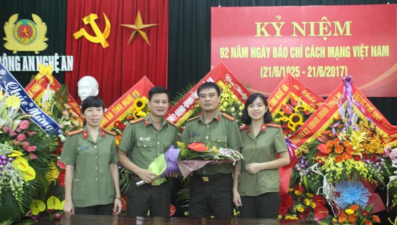 Công an TP Vinh tặng hoa chúc mừng