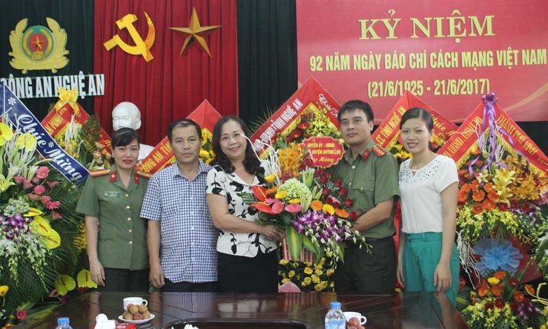 Lãnh đạo Quỳnh Lưu tặng hoa chúc mừng