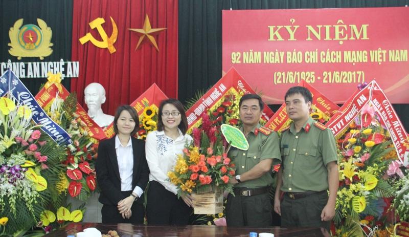 Khách sạn Mường Thanh Grand Phương Đông tặng hoa chúc mừng