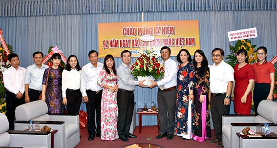 Đồng chí Nguyễn Văn Đồng, Ủy viên Ban Thường vụ Tỉnh ủy, Trưởng Ban Dân vận Tỉnh ủy tặng lẵng hoa chúc mừng Báo BR-VT.