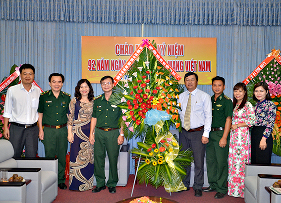 Đại diện lãnh đạo Bộ Chỉ huy Bộ đội Biên phòng tỉnh tặng hoa chúc mừng Báo BR-VT.