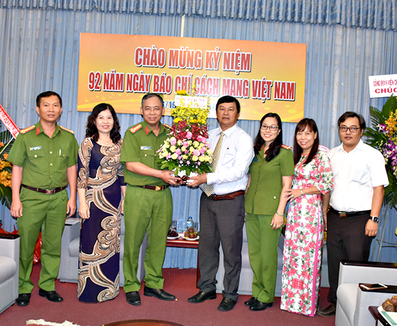 Đại diện lãnh đạo Cảnh sát Phòng cháy chữa cháy tỉnh tặng hoa chúc mừng Báo BR-VT.