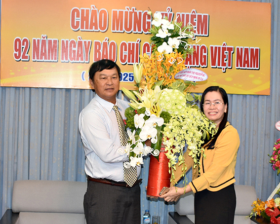 Đại diện Công ty Bảo hiểm Nhân thọ Pudential chúc mừng Báo BR-VT.