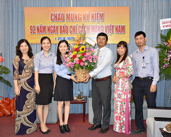 Đại diện Ngân hàng BIDV BR-VT chúc mừng Báo BR-VT.