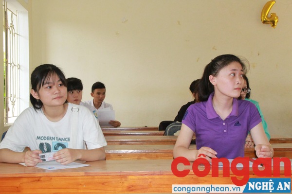 Thí sinh hồi hộp trước môn thi đầu tiên