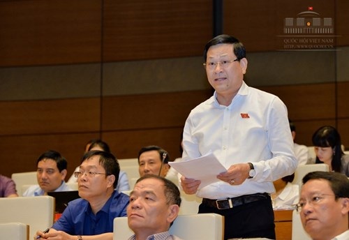 Đại biểu Nguyễn Hữu Cầu, Giám đốc Công an tỉnh Nghệ An phát biểu tại kỳ họp