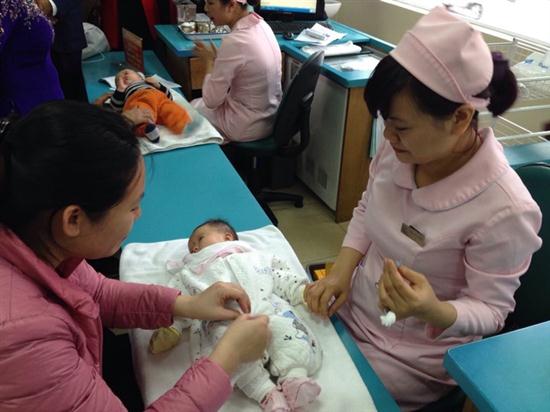 Mũi tiêm phòng vaccine viêm gan B tốt nhất là trong vòng 24 giờ đầu sau sinh, vì đây là thời điểm “vàng” với tỉ lệ phòng lây truyền virus viêm gan B từ mẹ sang đạt tới 80-85%.