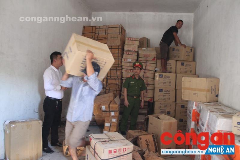 Số tang tang vật đang được vận chuyển mang đi tiêu hủy