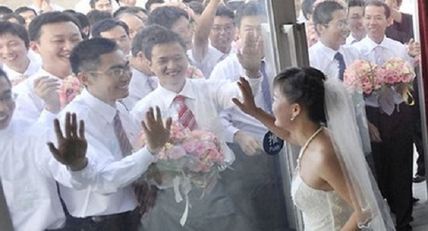 Sẽ có hàng triệu đàn ông Việt Nam nguy cơ ế vợ. Ảnh minh họa