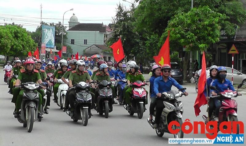 Đoàn viên các đơn vị diễu hành tuyên truyền về công tác phòng, chống ma túy
