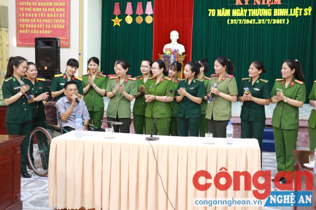 Giao lưu văn nghệ với các thương binh của trung tâm