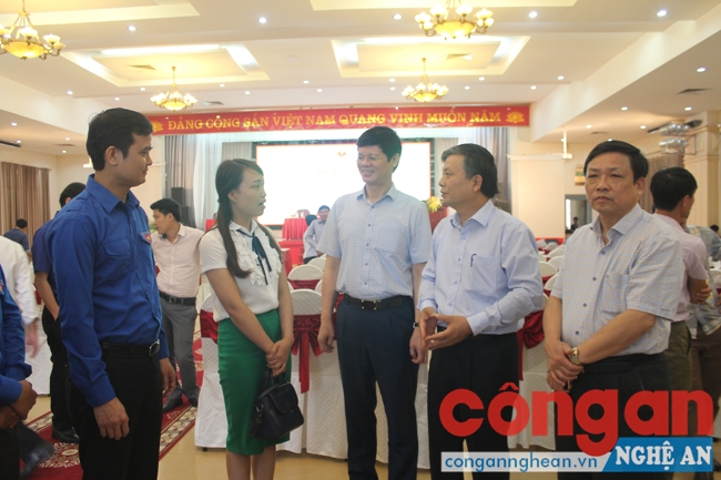 Đồng chí Nguyễn Trọng Thừa trao đổi bên lề hội nghị