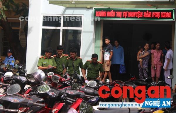 Lực lượng chức năng khám nghiệm hiện trường vụ việc.