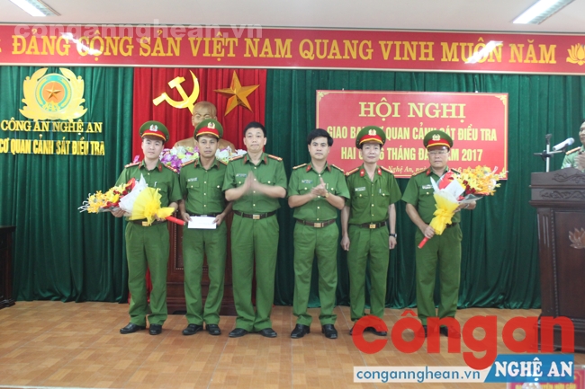 Lãnh đạo Công an tỉnh trao thưởng cho Phòng PC47, Công an huyện Nghĩa Đàn về phá thành công 2 chuyên án mua bán ma túy