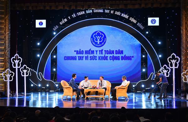 Các bác sĩ, bệnh nhân chia sẻ về lợi ích của bảo hiểm y tế. Ảnh: VGP/Quang Hiếu