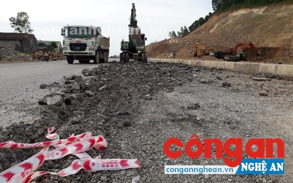 Nhà thầu khắc phục hư hỏng tuyến đường N5, đoạn qua xã Nghi Đồng