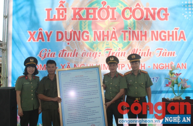 Trao quyết định khởi công nhà tình nghĩa cho anh Trịnh Minh Tâm