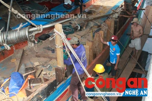 Thuyền trưởng Nguyễn Văn Thu cùng các thuyền viên đang nâng cấp tàu, chuẩn bị cho chuyến ra khơi mới