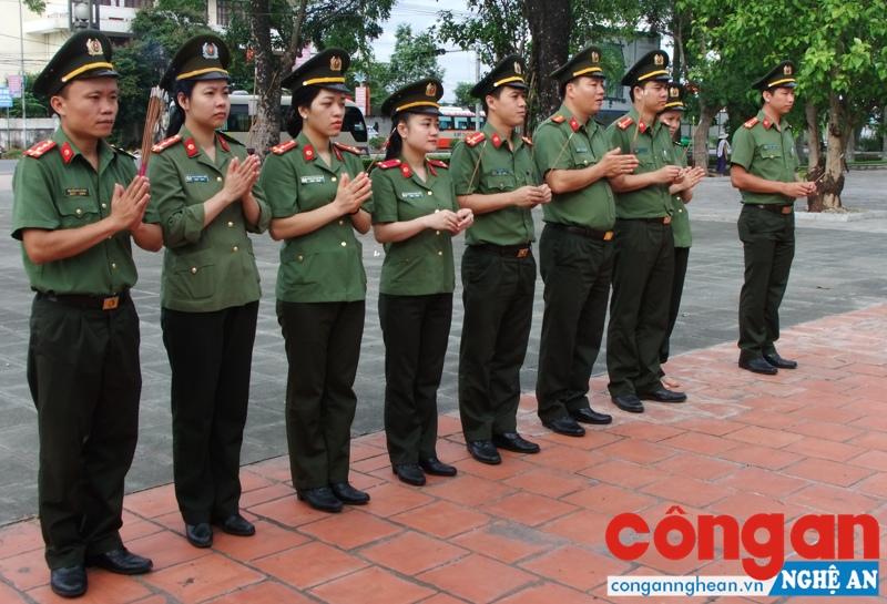 Lãnh đạo cùng toàn thể CBCS Phòng Công tác chính trị dâng hương