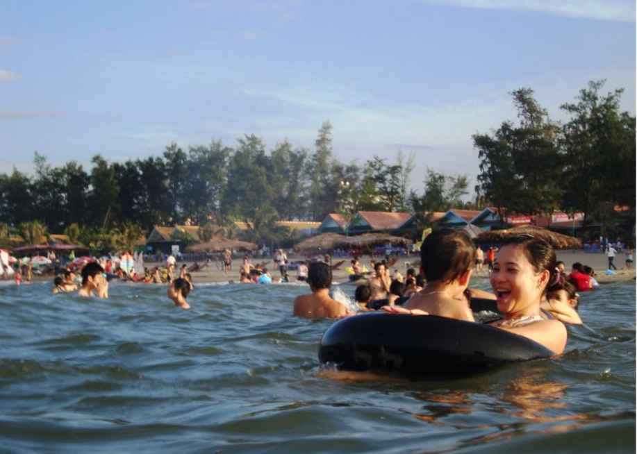 Du khách hòa mình vào dòng nước trong xanh ở Cửa Lò