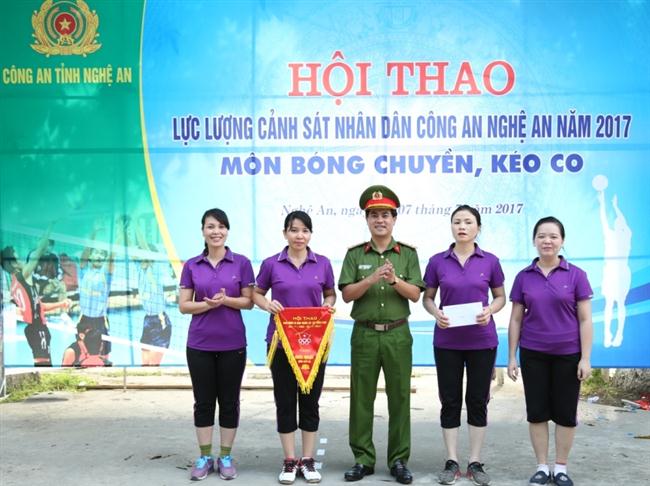 Trao giải Nhất nội dung kéo co