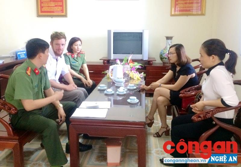CBCS Phòng Quản lý xuất nhập cảnh hướng dẫn thủ tục nhập cảnh cho người nước ngoài