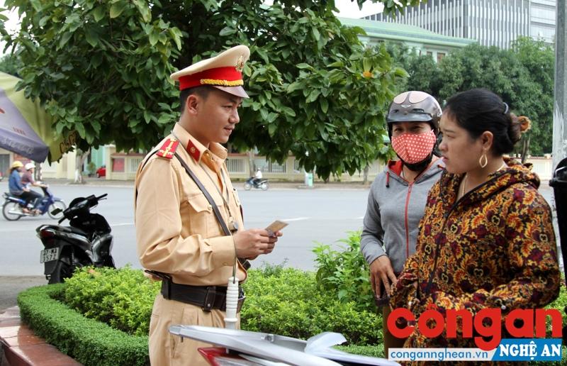 Người dân mua xe trả góp, lưu thông trên đường bị xử phạt lỗi không mang theo giấy tờ gốc là đúng quy định - Ảnh: Thiên Thảo
