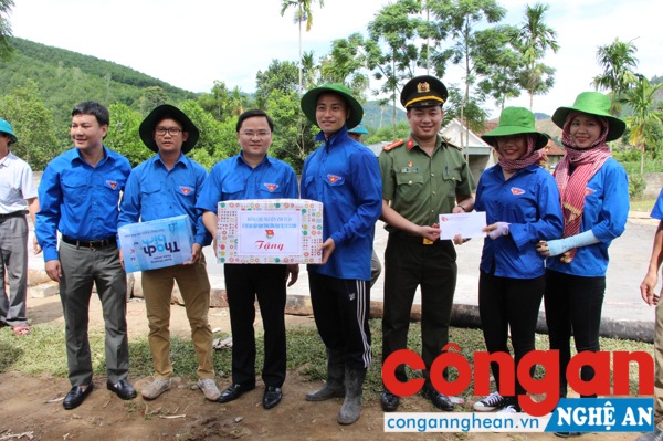 Bí thư T.Ư Đoàn trao quà cho đội thanh niên tình nguyện Đại học Vinh đang tham gia xây dựng sân bóng chuyền