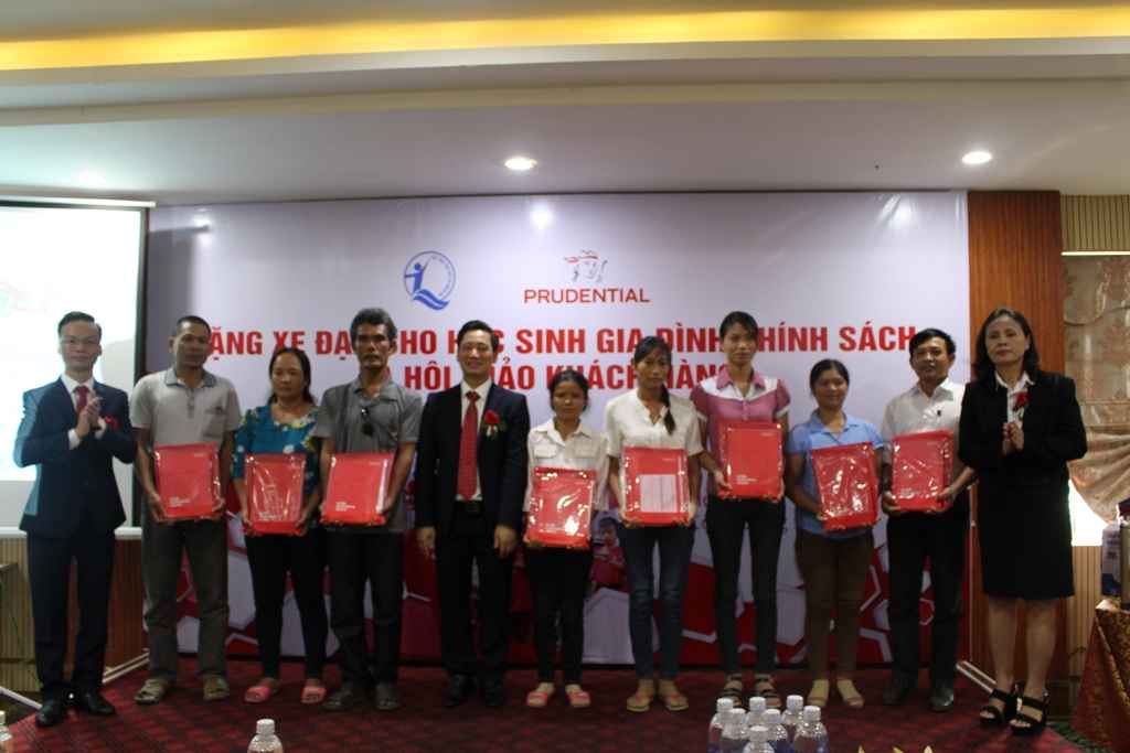 Tặng quà cho khách hàng may mắn