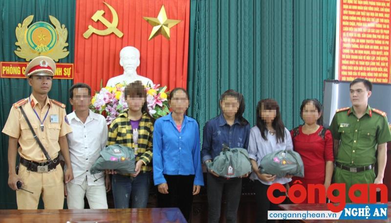 Phòng CSHS giải cứu và bàn giao 3 thiếu nữ bị lừa bán cho gia đình