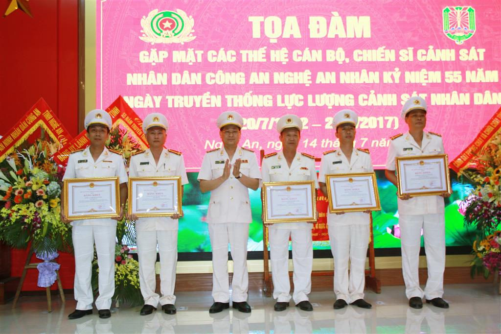 Thừa ủy quyền, Đồng chí Đại tá Nguyễn Hữu Cầu, Ủy viên BTV Tỉnh ủy, Bí thư Đảng ủy, Giám đốc Công an Nghệ An trao Bằng khen của Chủ tịch UBND tỉnh Nghệ An cho các tập thể, cá nhân