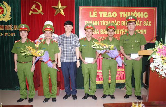 Lãnh đạo tỉnh Nghệ An trao thưởng