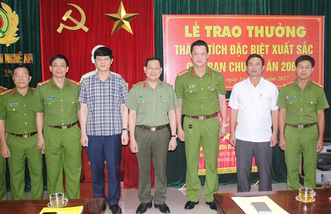 Các đại biểu chụp ảnh lưu niệm với ban chuyên án