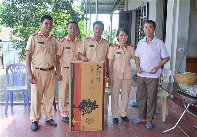 Tặng quà cho cán bộ chiến sỹ có hoàn cảnh khó khăn