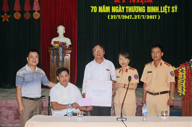 Tặng quà tại Trung tâm Thương bệnh binh nặng Nghệ An