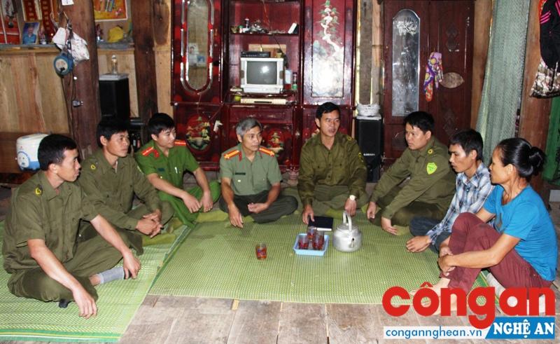 Công an huyện Quế Phong xuống tận thôn bản vận động người dân tham gia đảm bảo ANTT trên địa bàn - Ảnh: cao loan